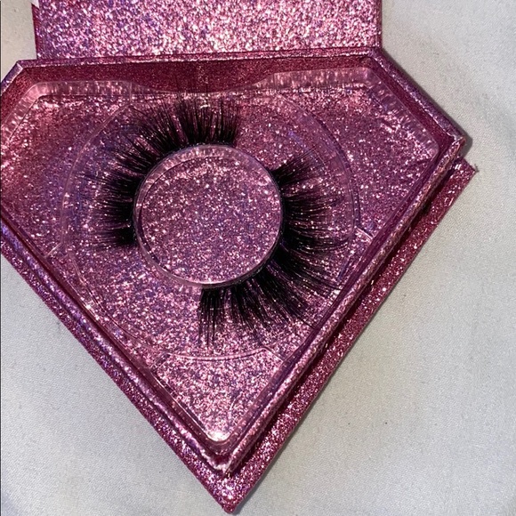 Lashes! - Picture 2 of 3